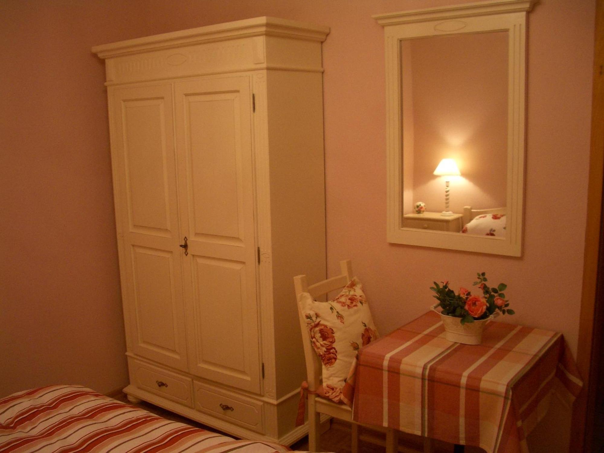 Single Room,699746167:JPEG