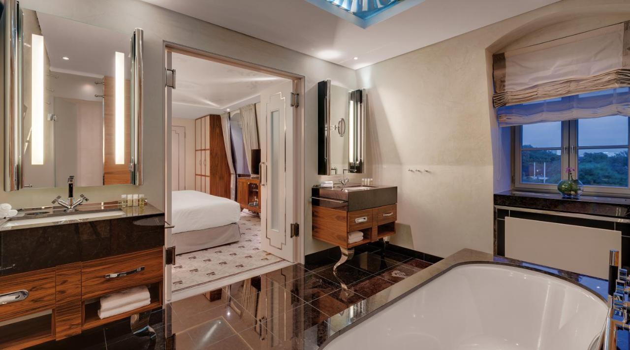 Junior Suite Deluxe 1 Bedroom Junior Suite 1 King
